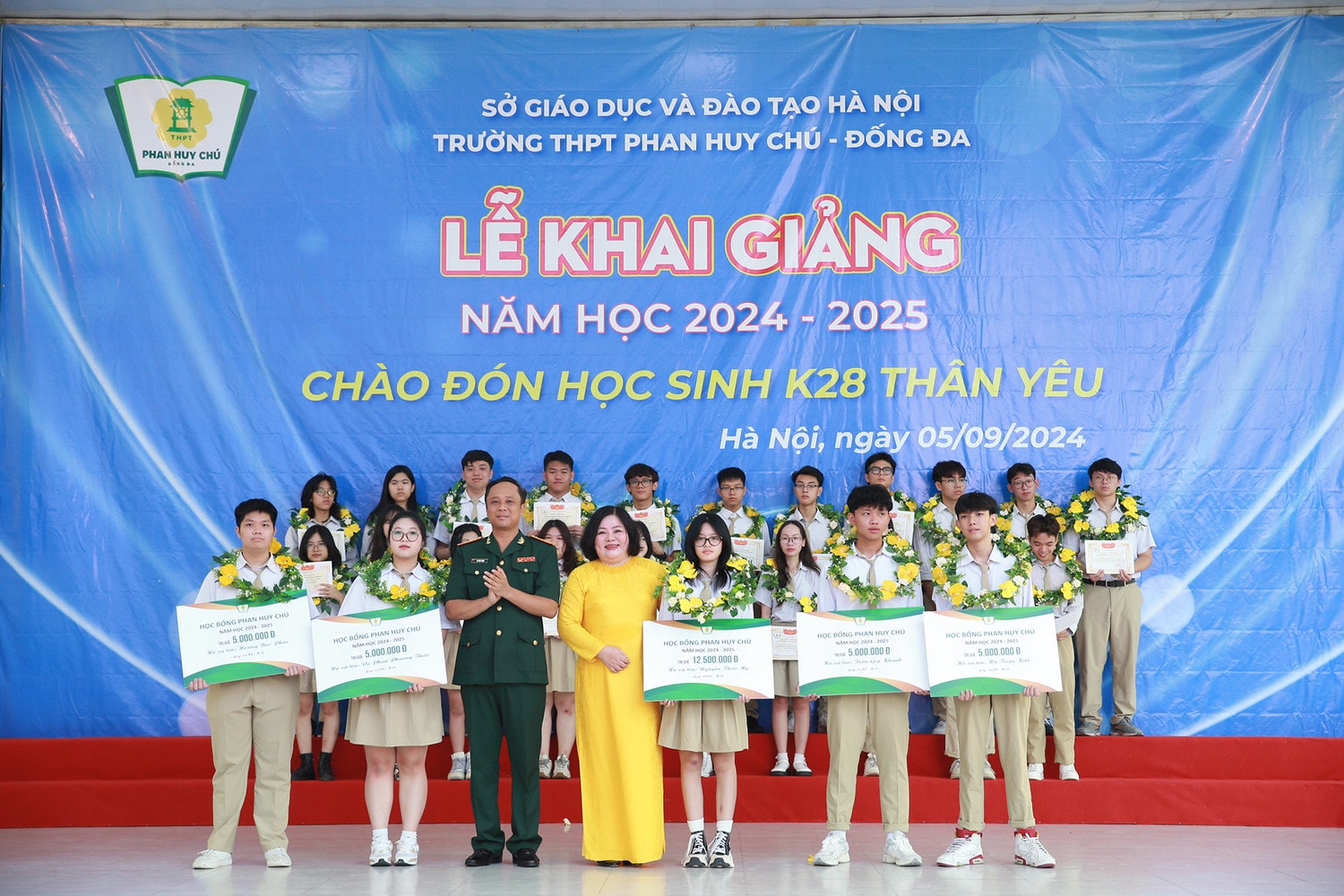Trường THPT Phan Huy Chú – Đống Đa đón năm học mới với chủ đề: -0