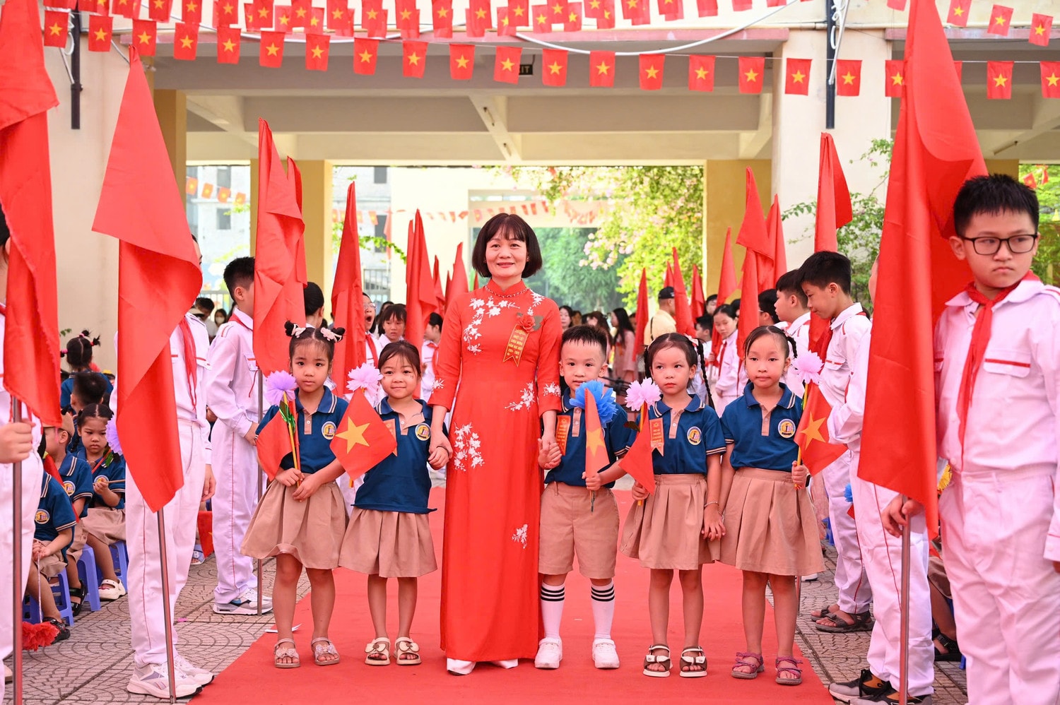 TP Hà Nội: Học sinh hân hoan tham dự lễ khai giảng năm học mới -0