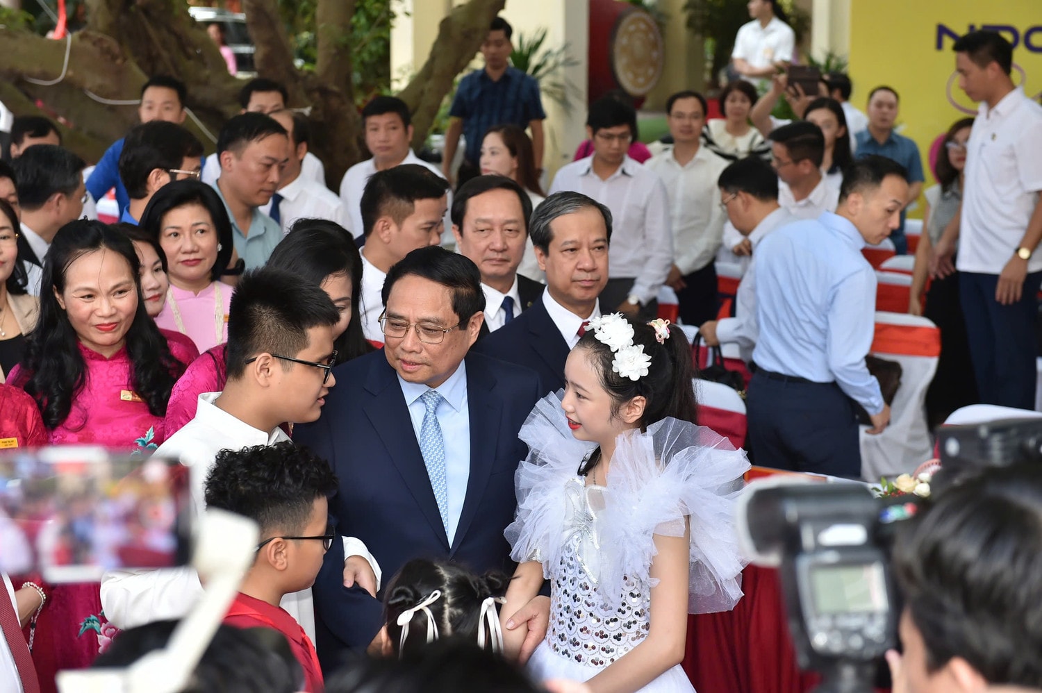 Chùm ảnh: Thủ tướng dự lễ khai giảng tại trường Nguyễn Đình Chiểu - Hà Nội -0