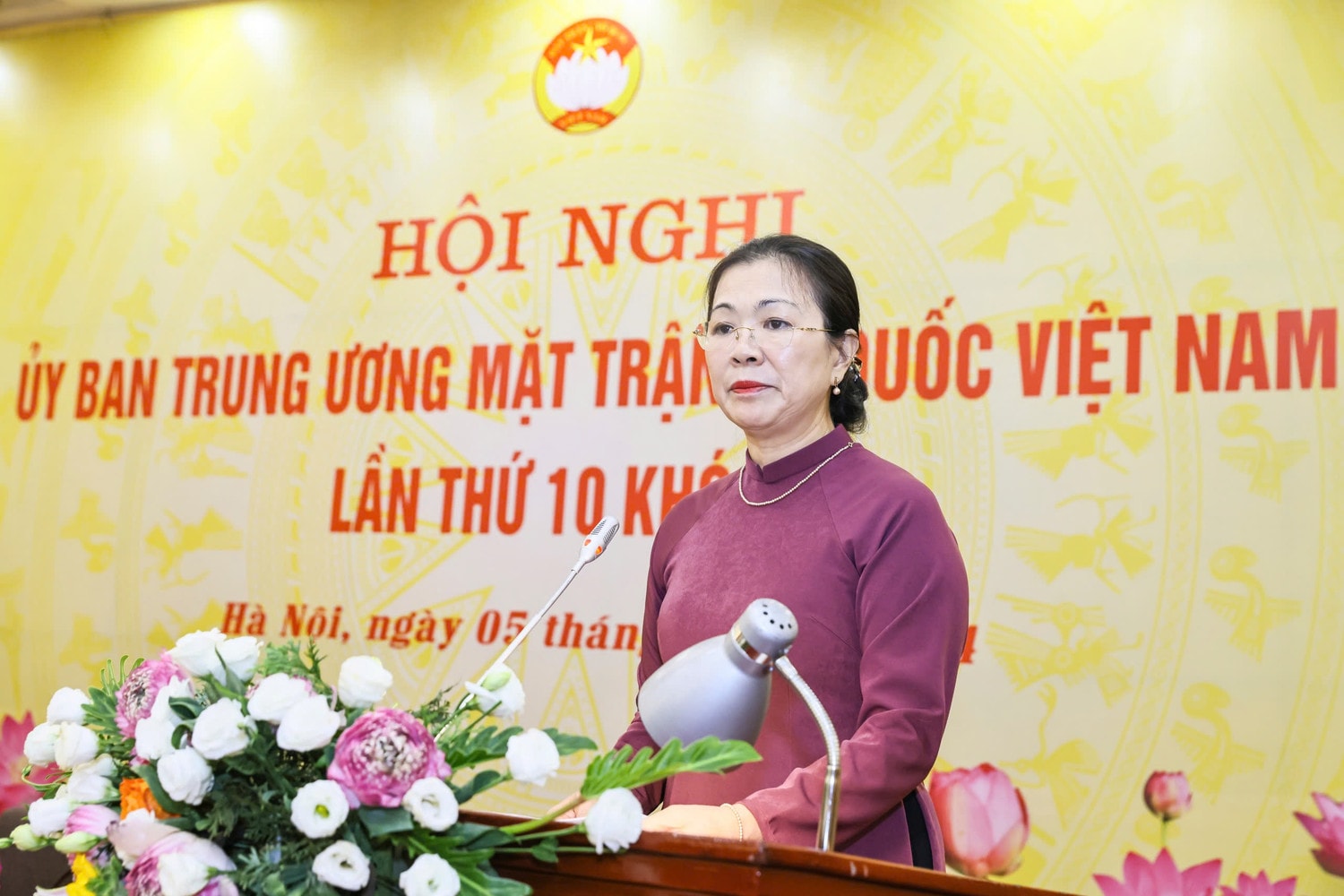 Phó Chủ tịch Ủy ban Trung ương MTTQ Việt Nam Trương Thị Ngọc Ánh trình bày Tờ trình xin ý kiến về nội dung sửa đổi, bổ sung Điều lệ MTTQ Việt Nam