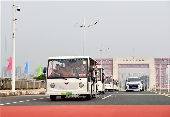 Electric vehicles carrying tourists cross Bac Luan II Bridge, part of the Mong Cai (Quang Ninh, Vietnam) - Dongxing (Guangxi, China) international border gates. (File photo: VNA) Passenger bus route linking Ha Long and China’s Nanning City launched -0