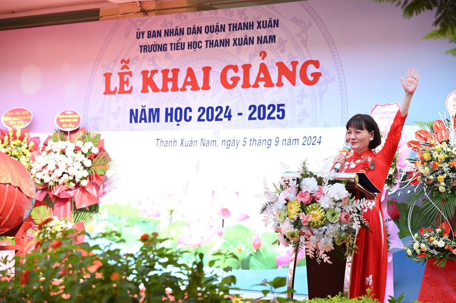TP Hà Nội: Học sinh hân hoan tham dự lễ khai giảng năm học mới -0