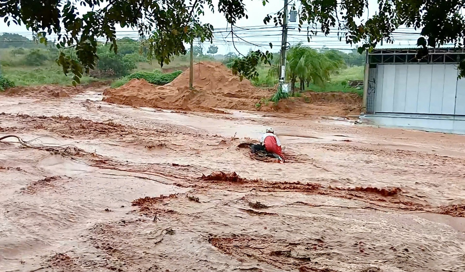 Bình Thuận: Lũ cát cuốn trôi người đi đường -0