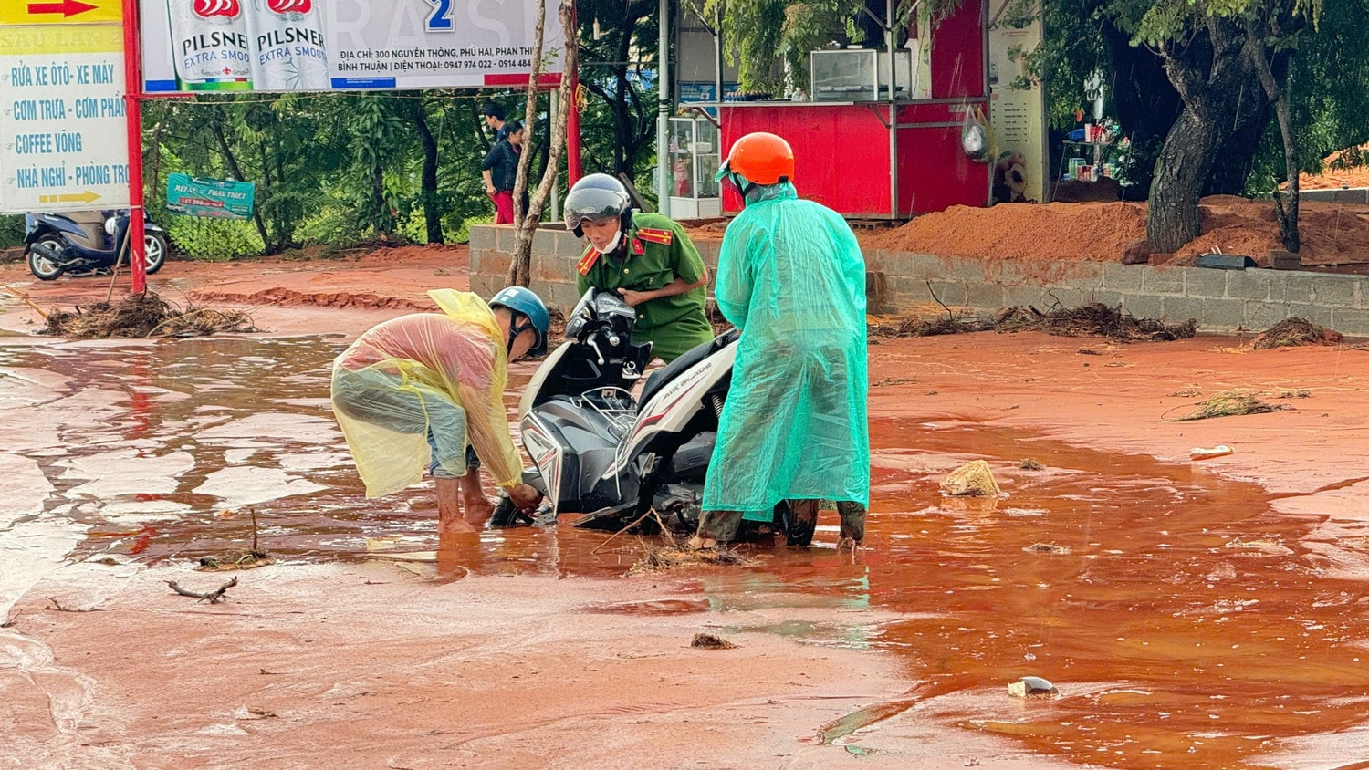 Bình Thuận: Lũ cát cuốn trôi người đi đường -0