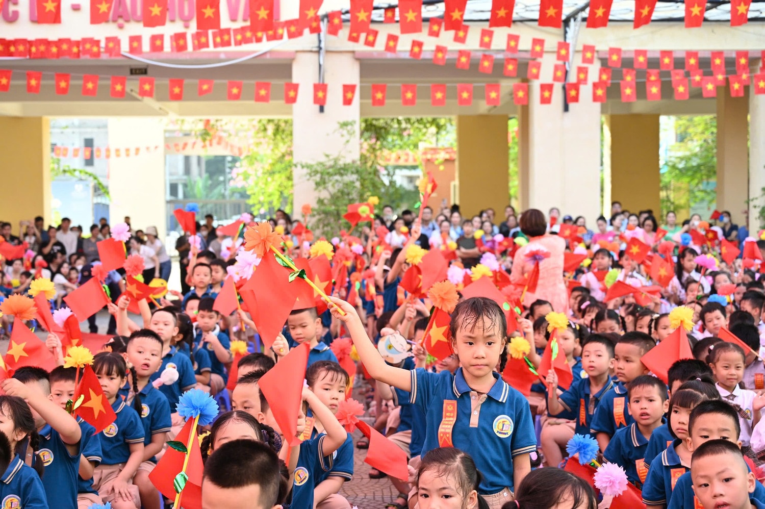 TP Hà Nội: Học sinh hân hoan tham dự lễ khai giảng năm học mới -0
