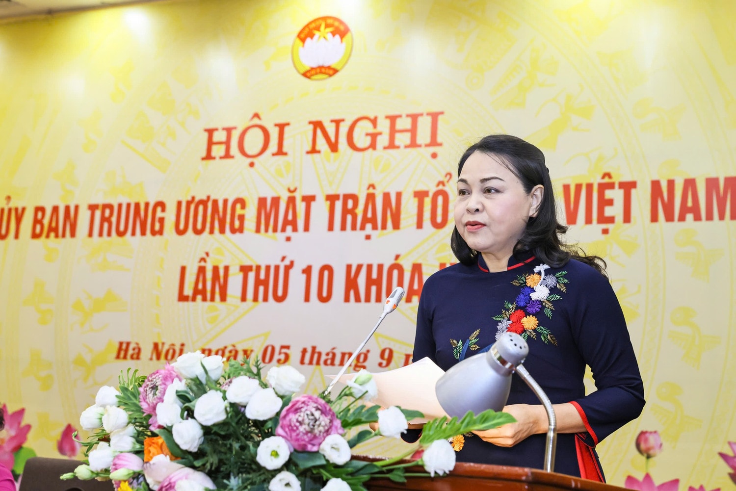Phó Chủ tịch - Tổng Thư ký Ủy ban Trung ương MTTQ Việt Nam Nguyễn Thị Thu Hà trình bày Tờ trình xin ý kiến về nội dung một số dự thảo văn bản trình Đại hội đại biểu toàn quốc MTTQ Việt Nam lần thứ X, nhiệm kỳ 2024 - 2029