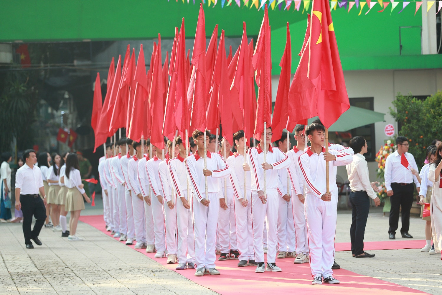 Trường THPT Phan Huy Chú – Đống Đa đón năm học mới với chủ đề: -0