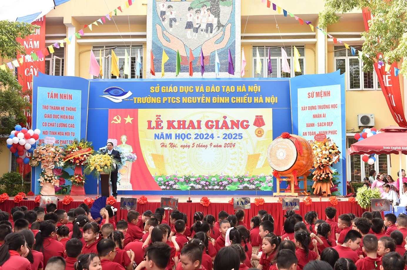 Chùm ảnh: Thủ tướng dự lễ khai giảng tại trường Nguyễn Đình Chiểu - Hà Nội -0