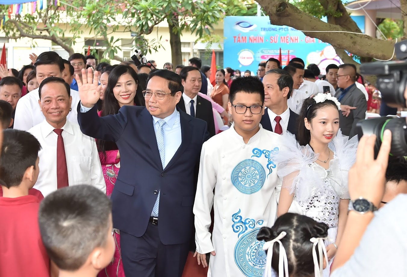 Chùm ảnh: Thủ tướng dự lễ khai giảng tại trường Nguyễn Đình Chiểu - Hà Nội -0