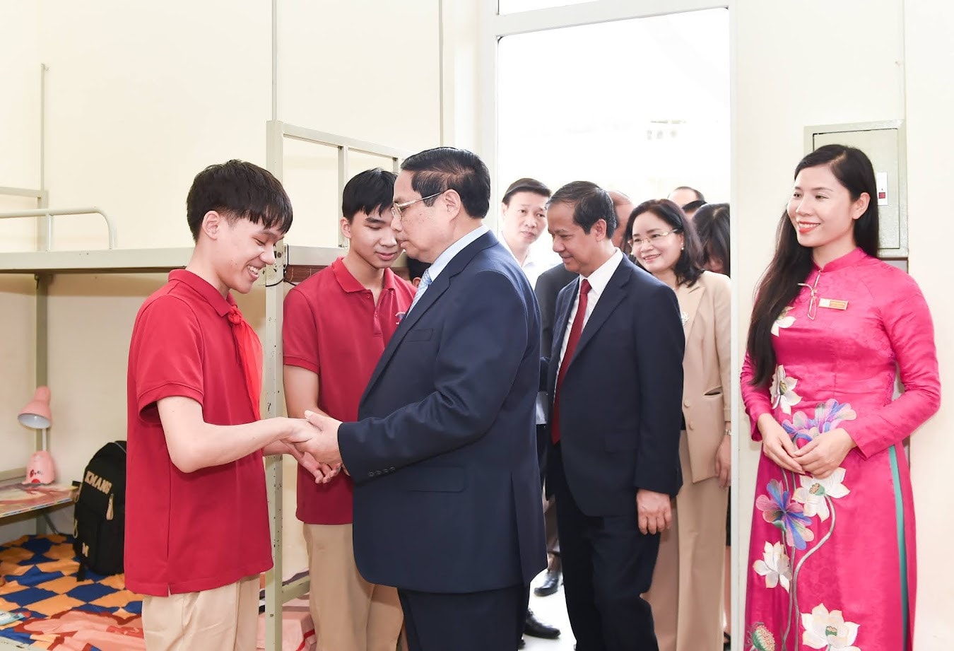 Chùm ảnh: Thủ tướng dự lễ khai giảng tại trường Nguyễn Đình Chiểu - Hà Nội -0