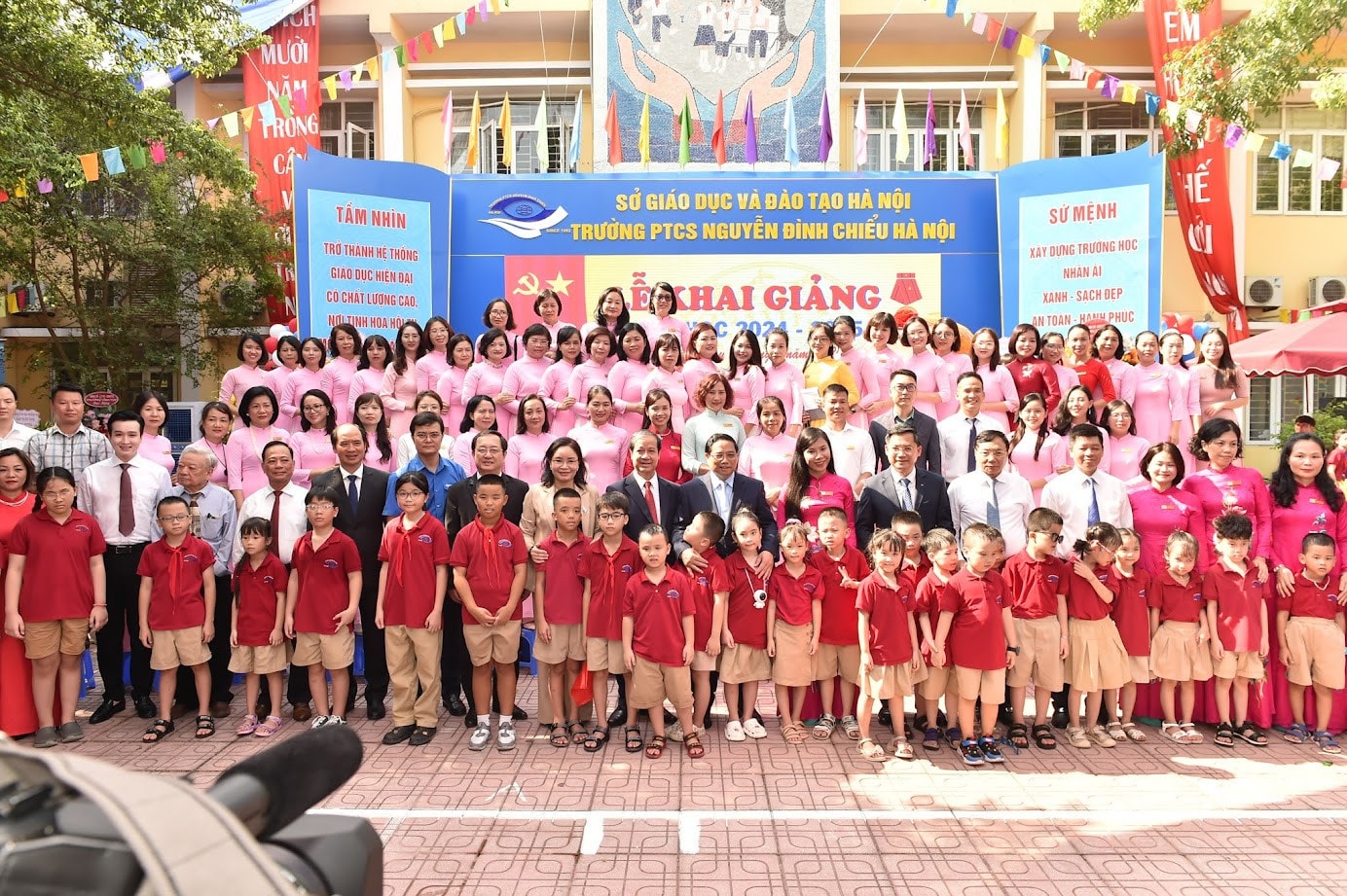Chùm ảnh: Thủ tướng dự lễ khai giảng tại trường Nguyễn Đình Chiểu - Hà Nội -0