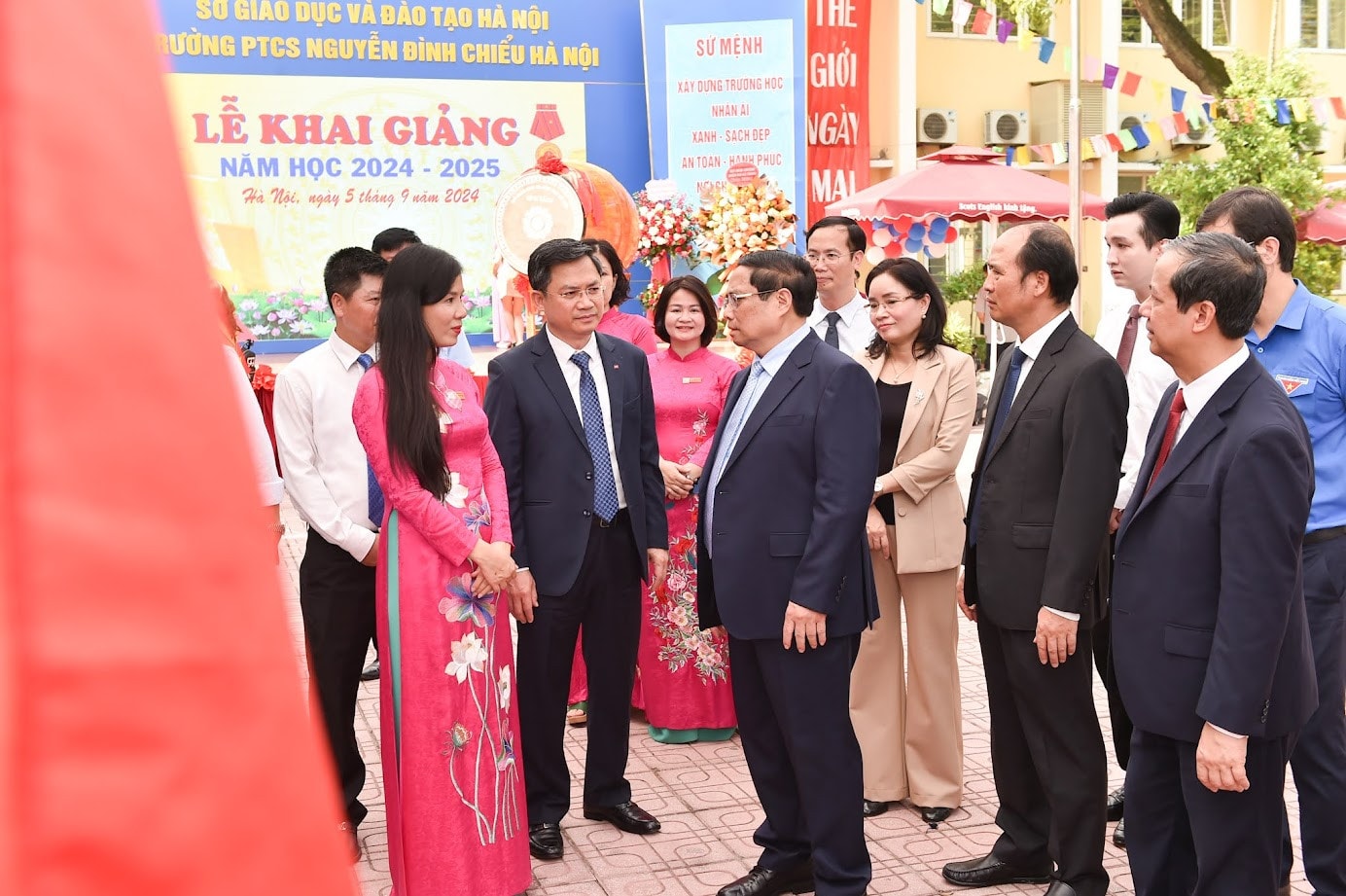 Chùm ảnh: Thủ tướng dự lễ khai giảng tại trường Nguyễn Đình Chiểu - Hà Nội -0