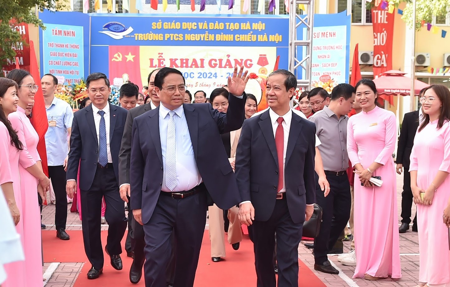 Chùm ảnh: Thủ tướng dự lễ khai giảng tại trường Nguyễn Đình Chiểu - Hà Nội -0