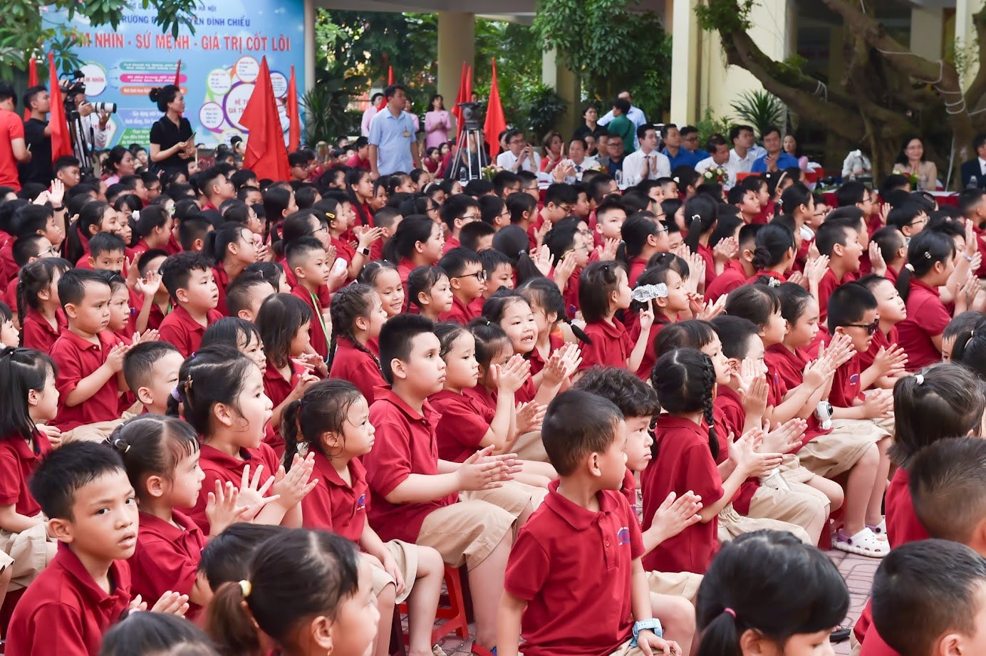 Chùm ảnh: Thủ tướng dự lễ khai giảng tại trường Nguyễn Đình Chiểu - Hà Nội -0