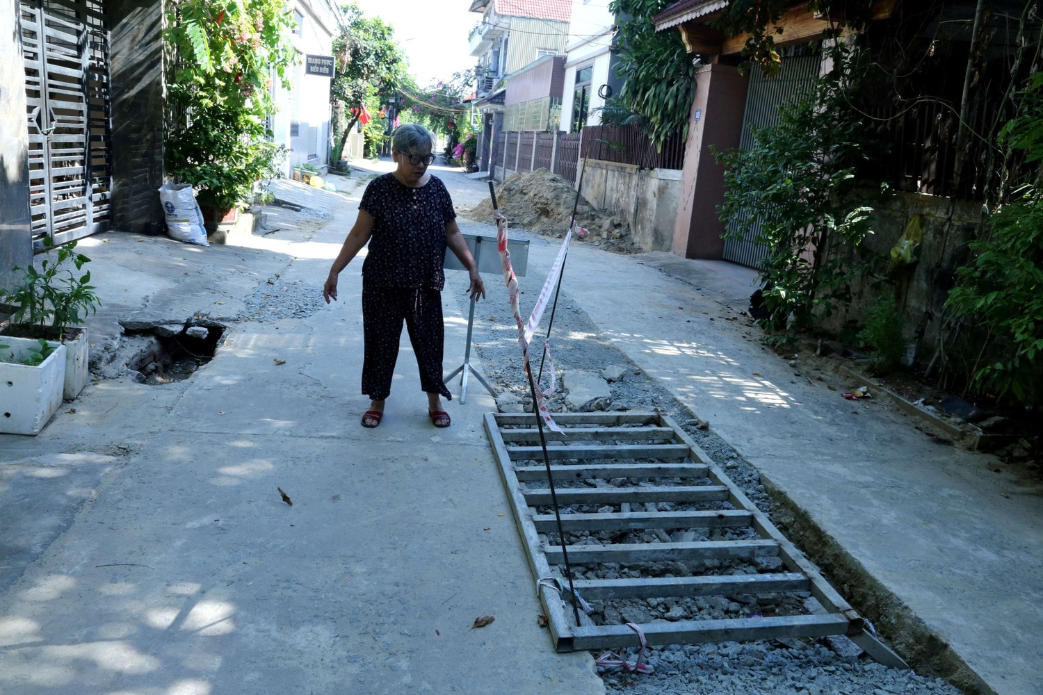 Đơn vị thi công dùng tấm bảng nhỏ đặt ở một đầu và 2 thanh sắt làm biển cảnh báo như thế này Nhà thầu xem thường tính mạng người tham gia giao thông khiến người dân bức xúc -1