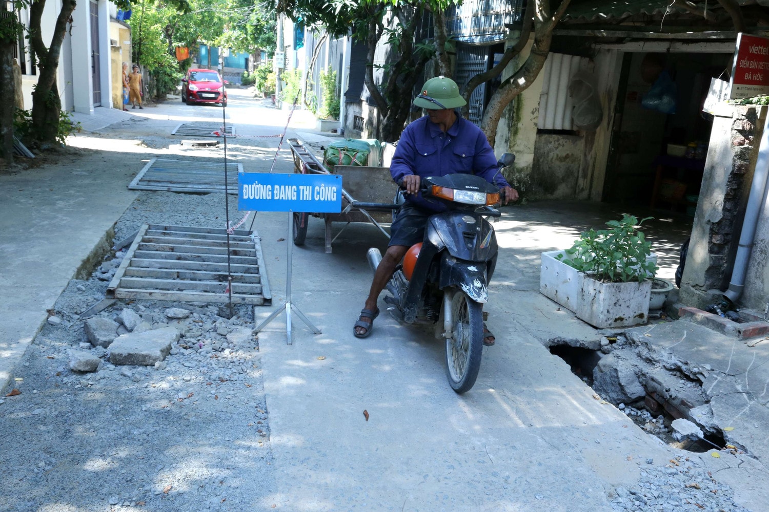 Đơn vị thi công thực hiện đào mặt đường Nguyễn Hộc để đặt ống nước nhưng không hoàn trả mặt bằng khiến người dân đi lại rất khó khăn Nhà thầu xem thường tính mạng người tham gia giao thông khiến người dân bức xúc -0