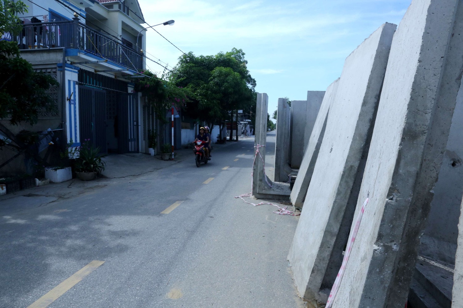 Mương thoát nước hình chữ U đúc sẵn bằng bê tông cỡ lớn được Công ty CP Xây lắp - Dịch vụ và thương mại Hoàng Lai đặt ngổn ngang, chiếm cả lòng đường Lê Đại Hành như thế này Nhà thầu xem thường tính mạng người tham gia giao thông khiến người dân bức xúc -0