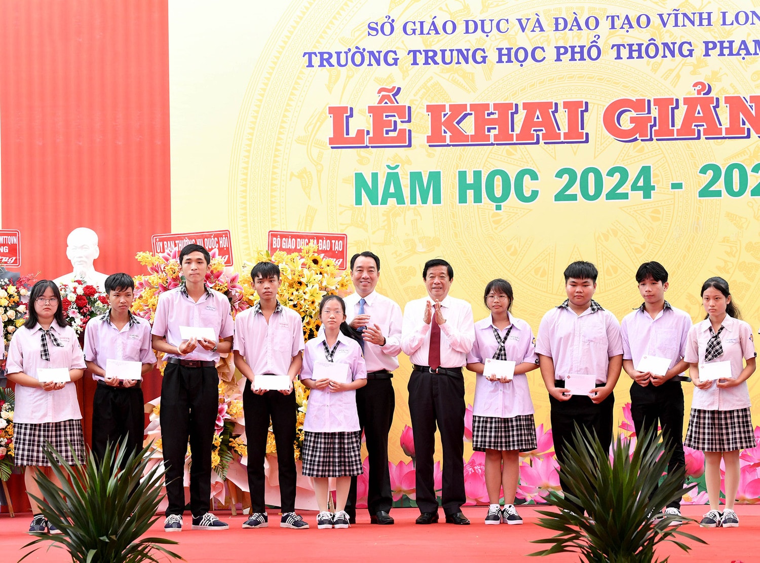 Chủ tịch Quốc hội Trần Thanh Mẫn dự Lễ khai giảng năm học 2024 - 2025 tại Trường THPT Phạm Hùng, tỉnh Vĩnh Long -0