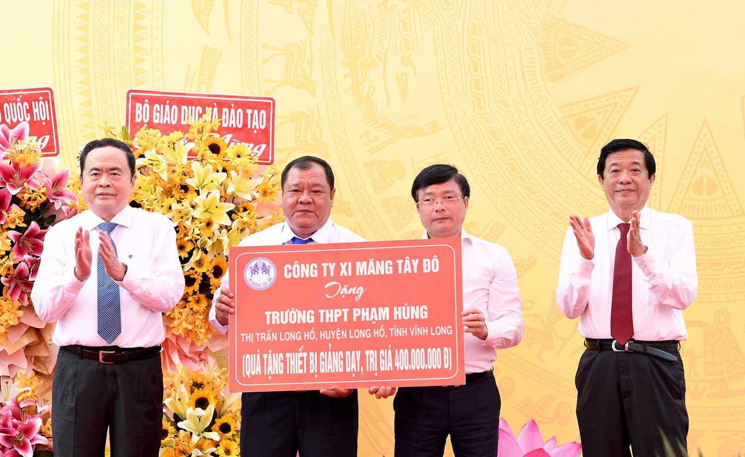 Chủ tịch Quốc hội Trần Thanh Mẫn dự Lễ khai giảng năm học 2024 - 2025 tại Trường THPT Phạm Hùng, tỉnh Vĩnh Long -0