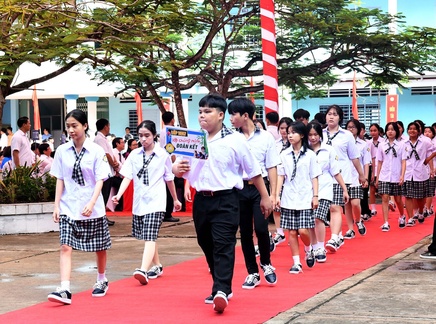 Chủ tịch Quốc hội Trần Thanh Mẫn dự Lễ khai giảng năm học 2024 - 2025 tại Trường THPT Phạm Hùng, tỉnh Vĩnh Long -0