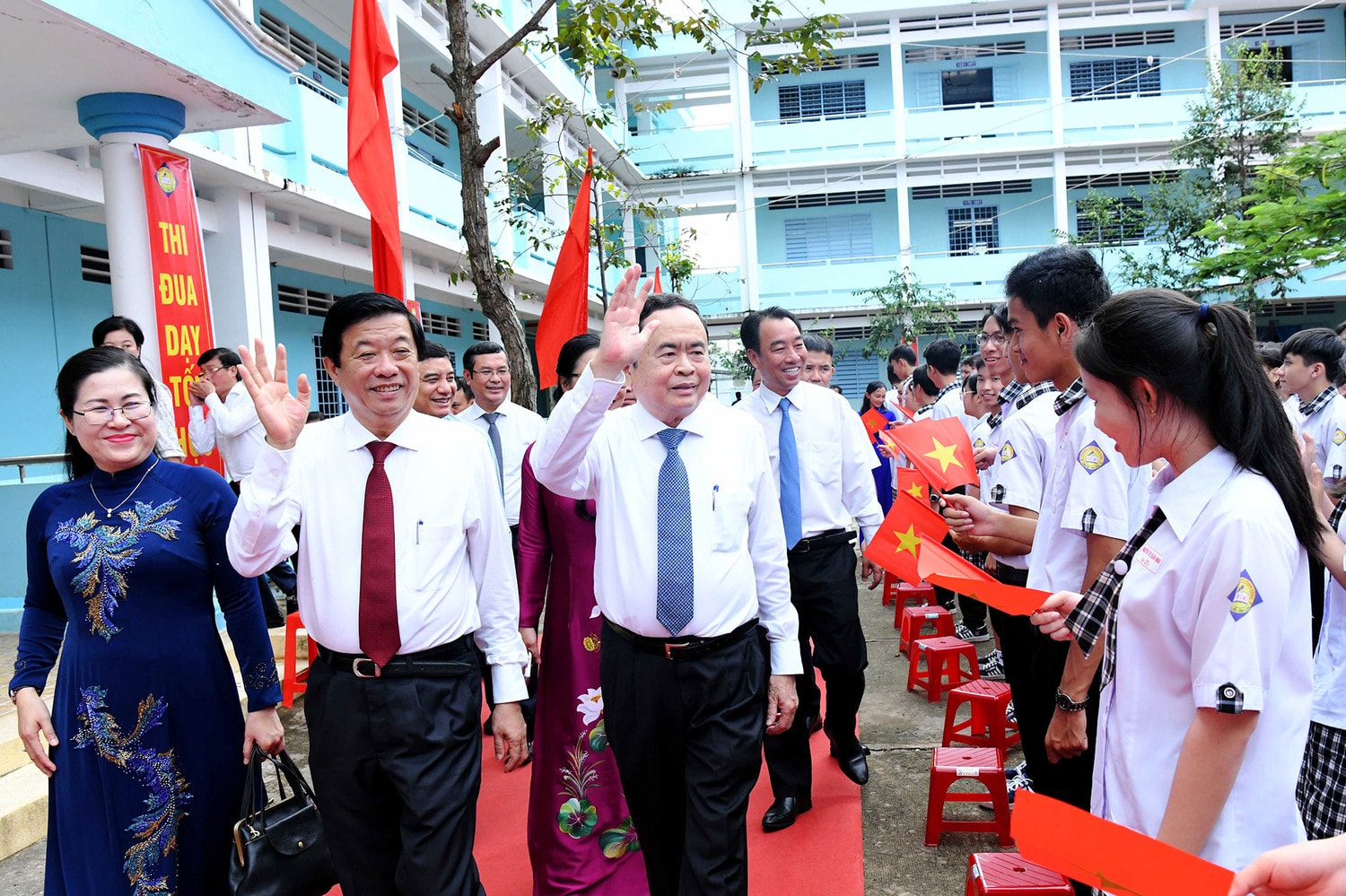 Chủ tịch Quốc hội Trần Thanh Mẫn dự Lễ khai giảng năm học 2024 - 2025 tại Trường THPT Phạm Hùng, tỉnh Vĩnh Long -0