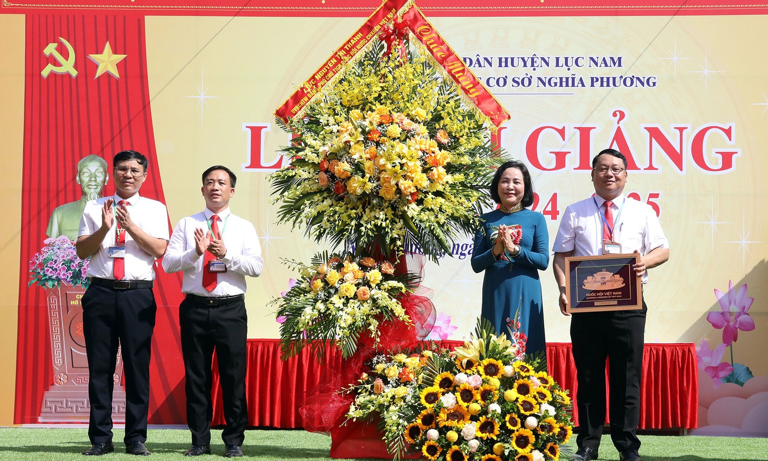 Phó Chủ tịch Quốc hội Nguyễn Thị Thanh dự Lễ khai giảng năm học mới tại Trường THCS Nghĩa Phương, tỉnh Bắc Giang -0