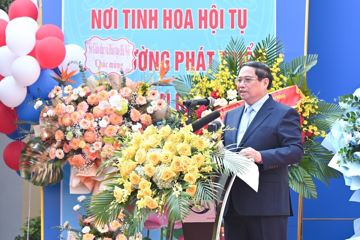 Chùm ảnh: Thủ tướng dự lễ khai giảng tại trường Nguyễn Đình Chiểu - Hà Nội -0