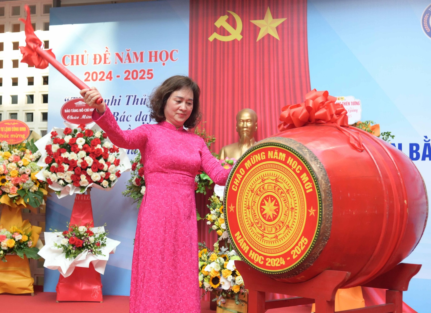 Hiệu trưởng Trường Tiểu học Chu Văn An A Nguyễn Thị Huệ đánh trống khai giảng năm học 2023-2024 Trường Tiểu học Chu Văn An A đón bằng công nhận trường chuẩn Quốc gia -0