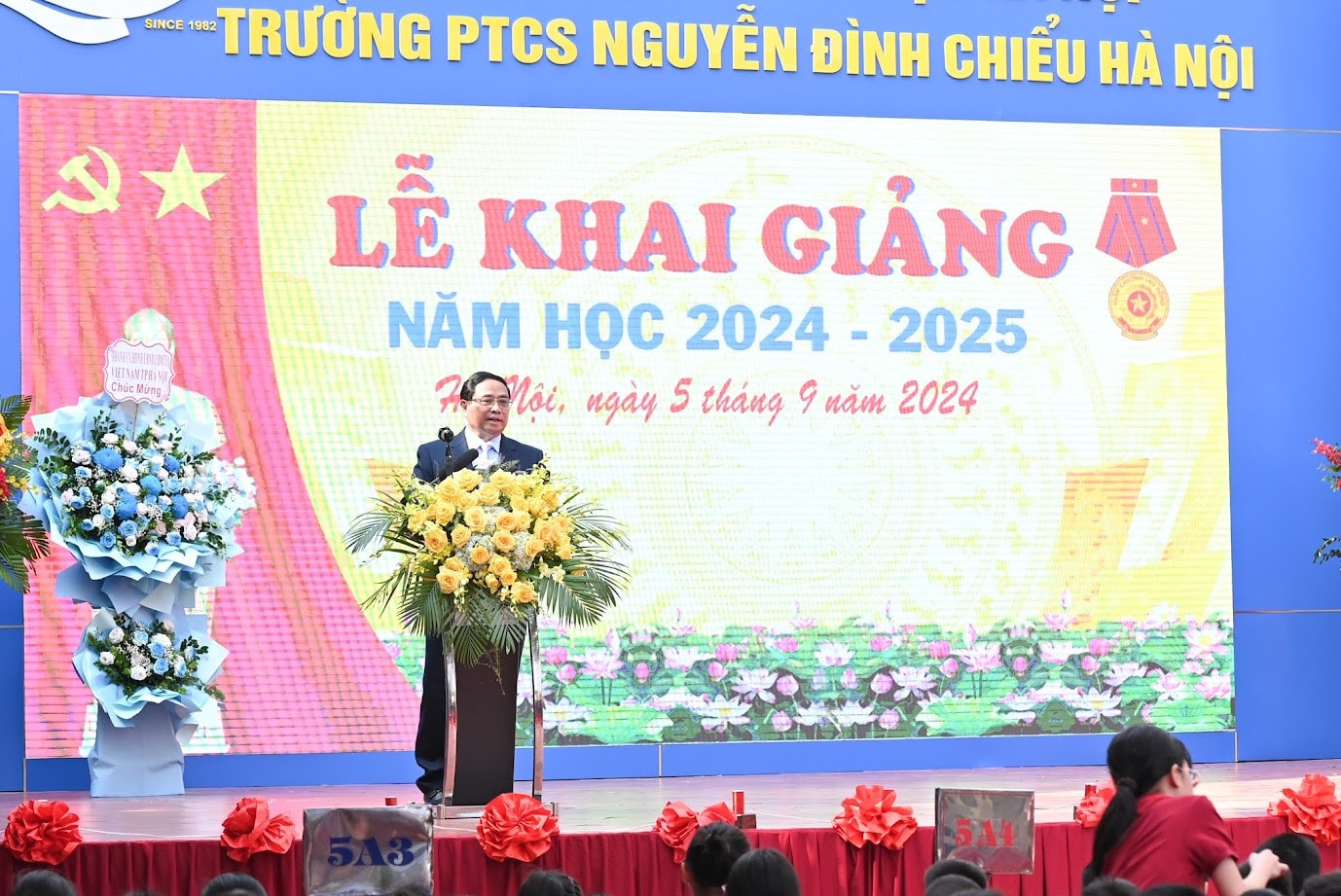 Chùm ảnh: Thủ tướng dự lễ khai giảng tại trường Nguyễn Đình Chiểu - Hà Nội -0
