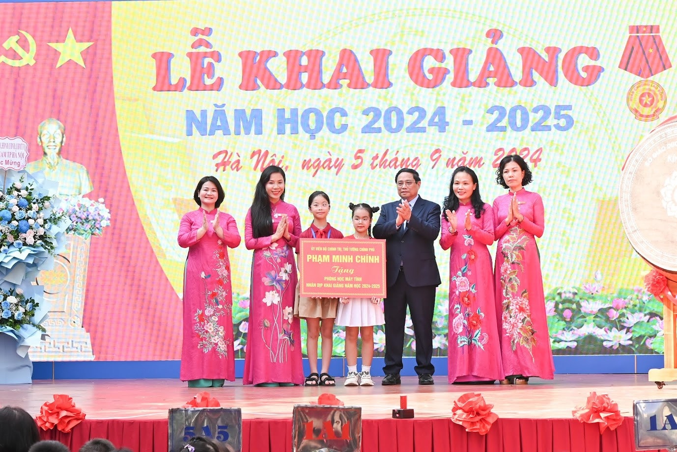 Chùm ảnh: Thủ tướng dự lễ khai giảng tại trường Nguyễn Đình Chiểu - Hà Nội -0