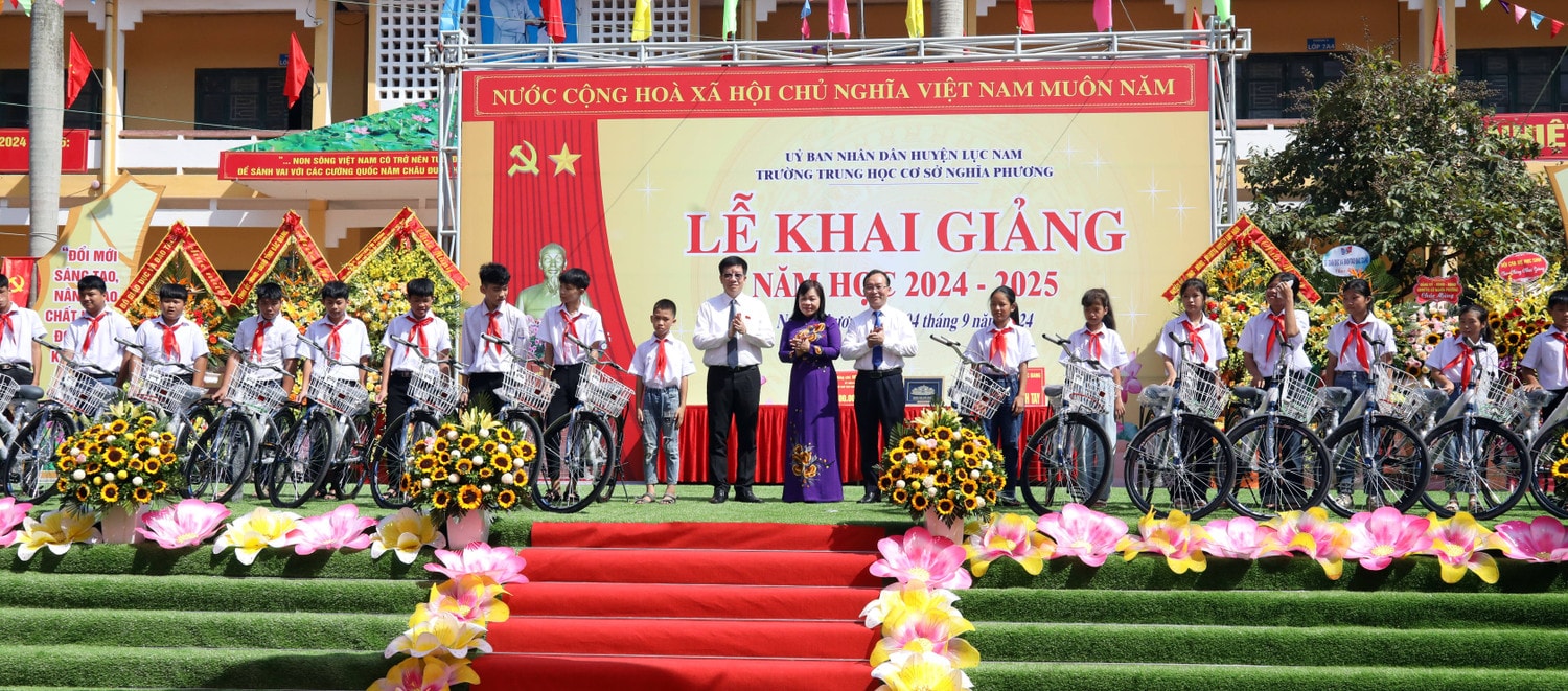 Các đại biểu trao tặng xe đạp cho các em học sinh có hoàn cảnh khó khăn