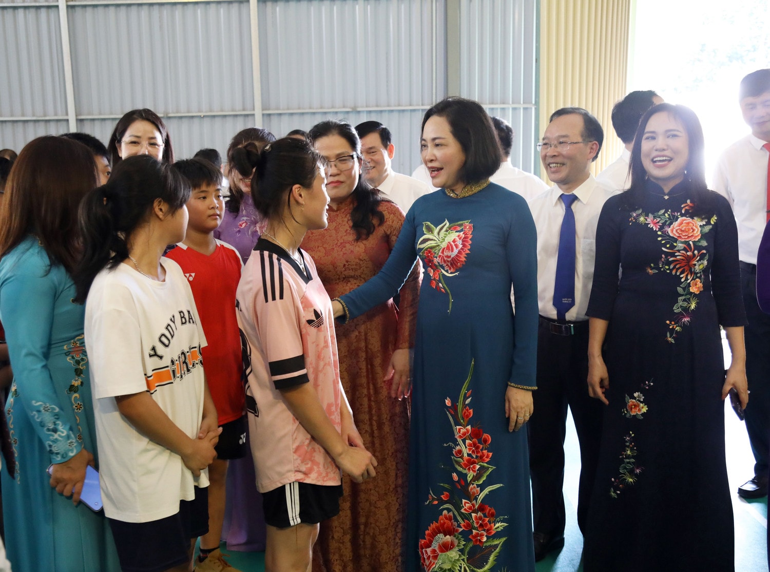 Phó Chủ tịch Quốc hội Nguyễn Thị Thanh tham quan phòng thể thao của trường