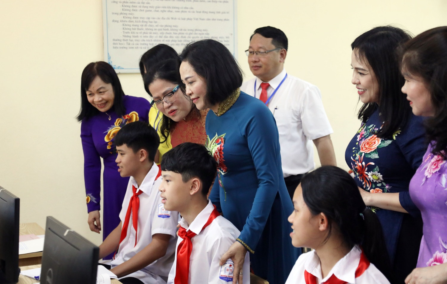 Phó Chủ tịch Quốc hội Nguyễn Thị Thanh và các đại biểu thăm cơ sở vật chất của nhà trường