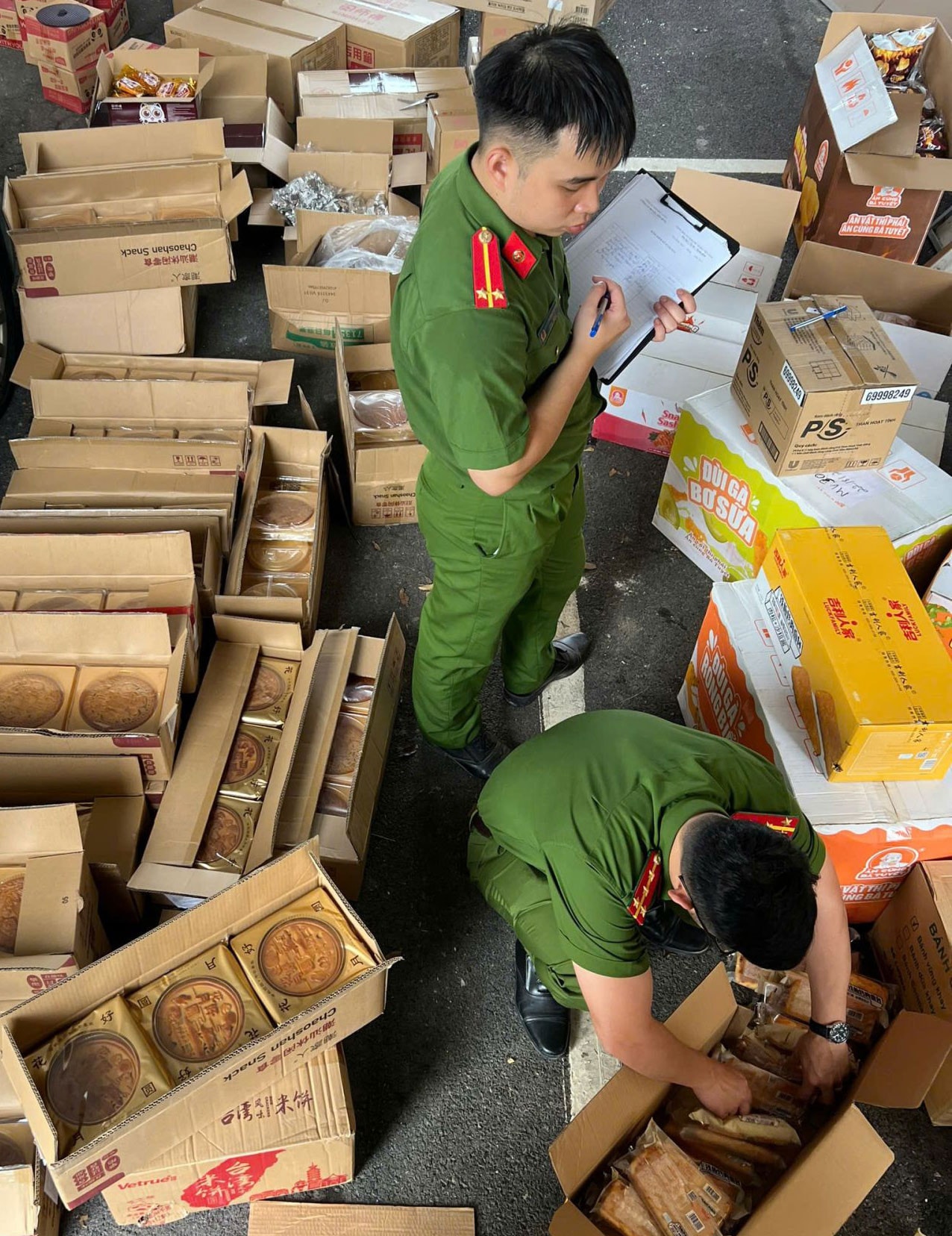 Thu giữ hơn 1.000 sản phẩm bánh trung thu không rõ nguồn gốc -0