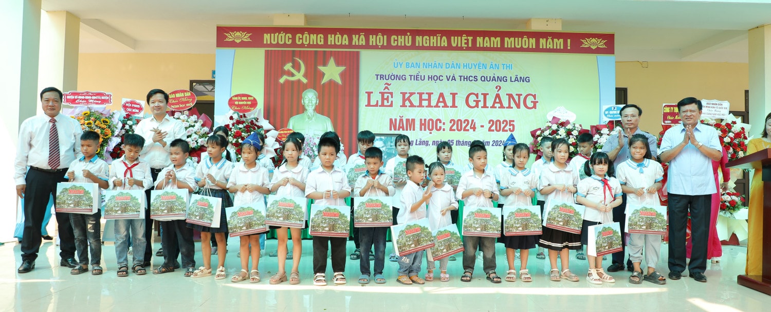 Đại diện Báo Nhân dân và Sàn văn hoá học và đọc trao học bổng cho các em học là con các gia đình chính sách Báo Nhân Dân trao 50 suất học bổng tặng học sinh là con gia đình chính sách học giỏi -0