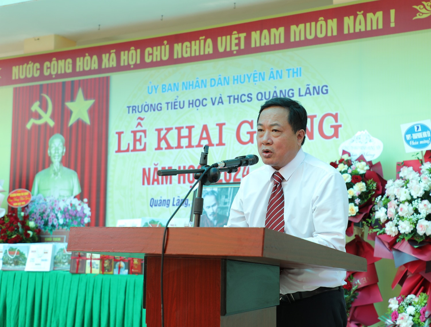 Giám đốc Công ty cổ phần Văn hóa đọc và học - Sàn Văn hóa đọc và học Việt Nam Nguyễn Ngọc Kim Anh phát biểu Báo Nhân Dân trao 50 suất học bổng tặng học sinh là con gia đình chính sách học giỏi -0