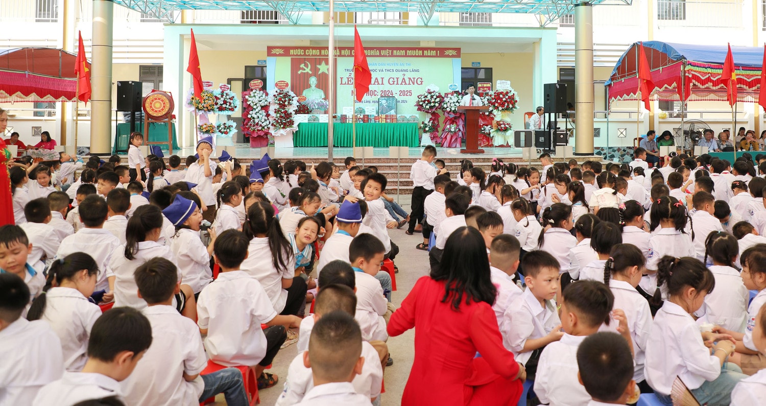 Toàn cảnh lễ khai giảng Báo Nhân Dân trao 50 suất học bổng tặng học sinh là con gia đình chính sách học giỏi -0
