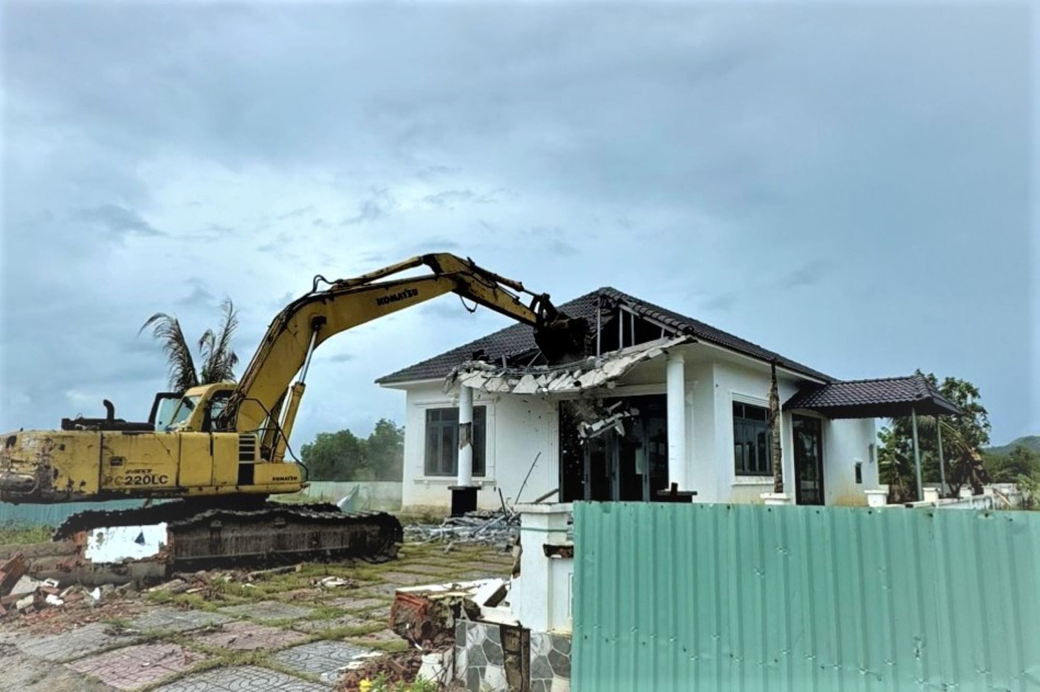Tiếp tục cưỡng chế tháo dỡ 9 căn biệt thự xây trái phép