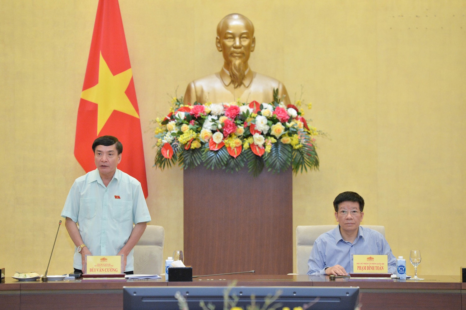 Tổng Thư ký QH, Chủ nhiệm VPQH Bùi Văn Cường phát biểu 