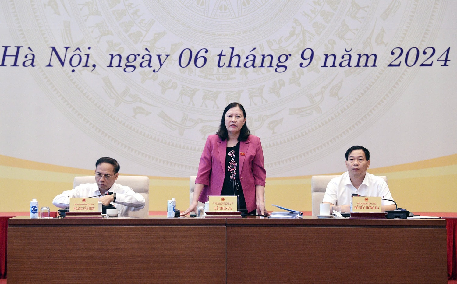 Chủ nhiệm Ủy ban Tư pháp Lê Thị Nga phát biểu tại phiên họp