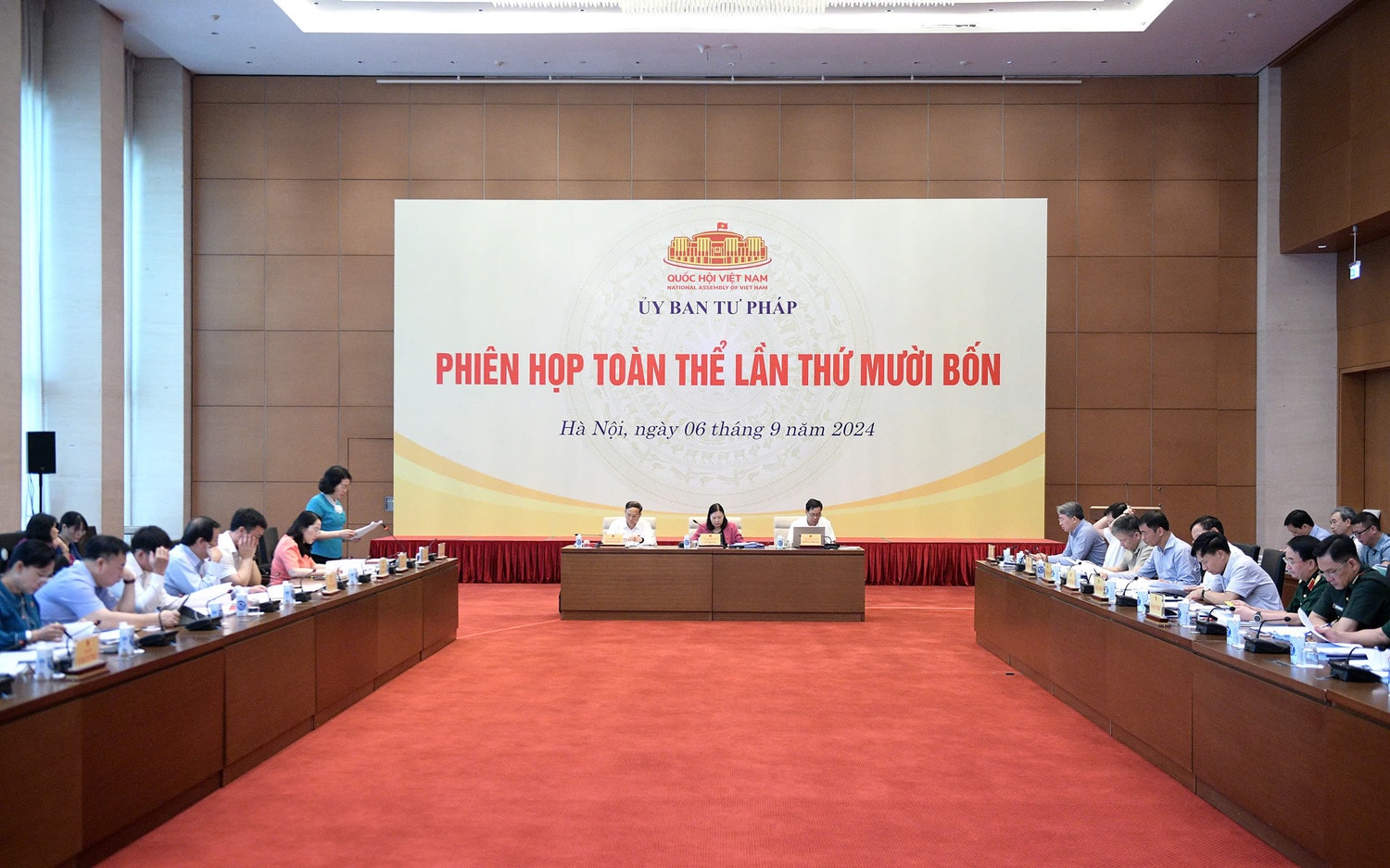 Quang cảnh phiên họp