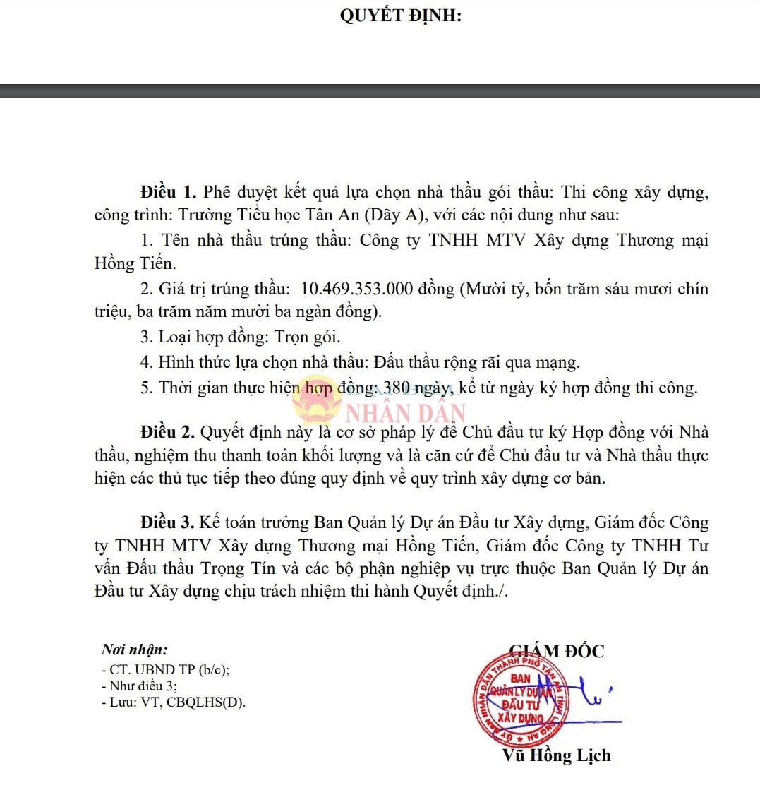 Ông Vũ Hồng Lịch – Giám đốc Ban QLDA ĐTXD TP. Tân An ký quyết định cho Công ty Mai Hồng Tiến trúng gói thầu 10,4 tỷ đồng, tiết kiệm ngân sách gói thầu khoảng 0,04% (5 triệu đồng)