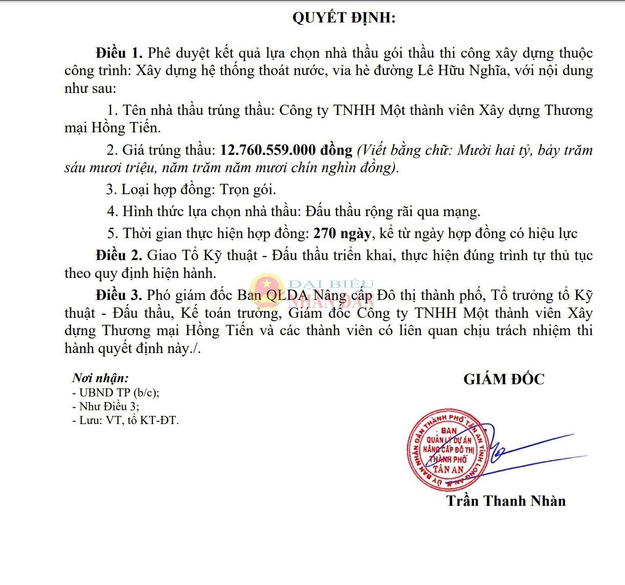 Ông Trần Thanh Nhàn – Giám đốc Ban QLDA nâng cấp đô thị TP. Tân An ký quyết định cho Công ty Mai Hồng Tiến trúng gói thầu 12,7 tỷ đồng tiết kiệm ngân sách gói thầu khoảng 0,03% (5 triệu đồng)