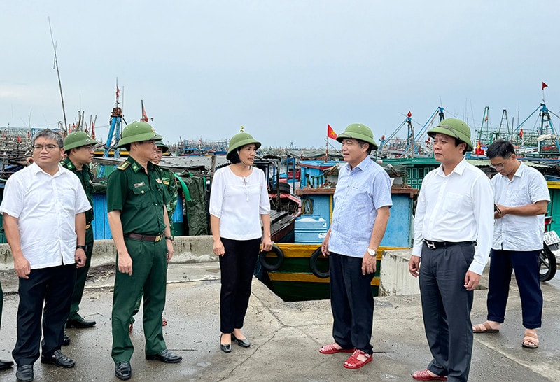 Quảng Bình cấm biển cho đến khi bão tan -0
