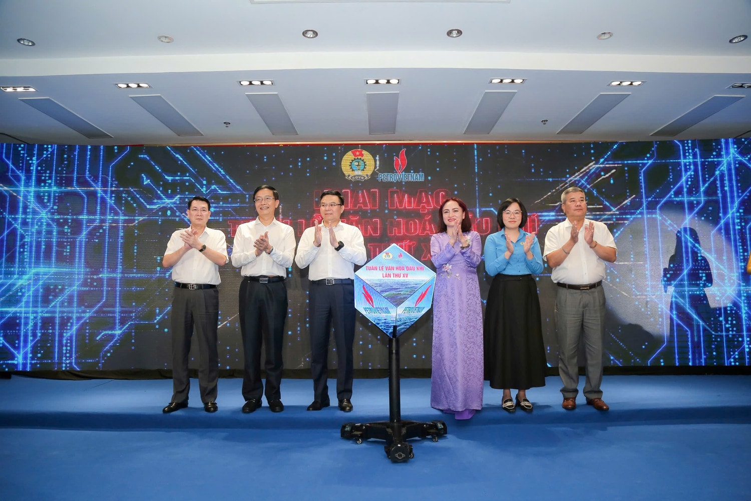 Các đại biểu thực hiện nghi thức khai mạc Tuần lễ Văn hoá Dầu khí lần thứ XV. Ảnh: Lê Linh