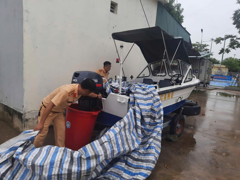 Công an Hà Tĩnh hỗ trợ người dân ứng phó với bão Yagi -0