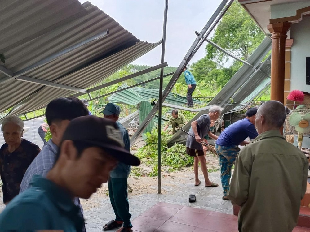 Công an Hà Tĩnh hỗ trợ người dân ứng phó với bão Yagi -0