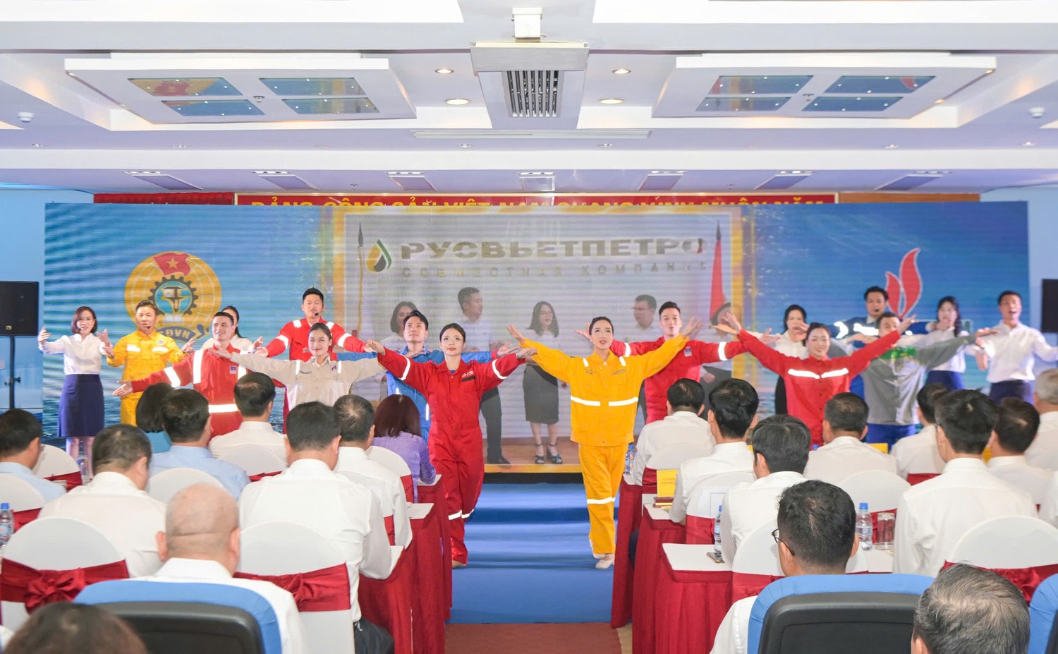Các cán bộ công nhân viên, người lao động Dầu khí biểu diễn tiết mục văn nghệ mở màn Lễ khai mạc. Ảnh: Lê Linh