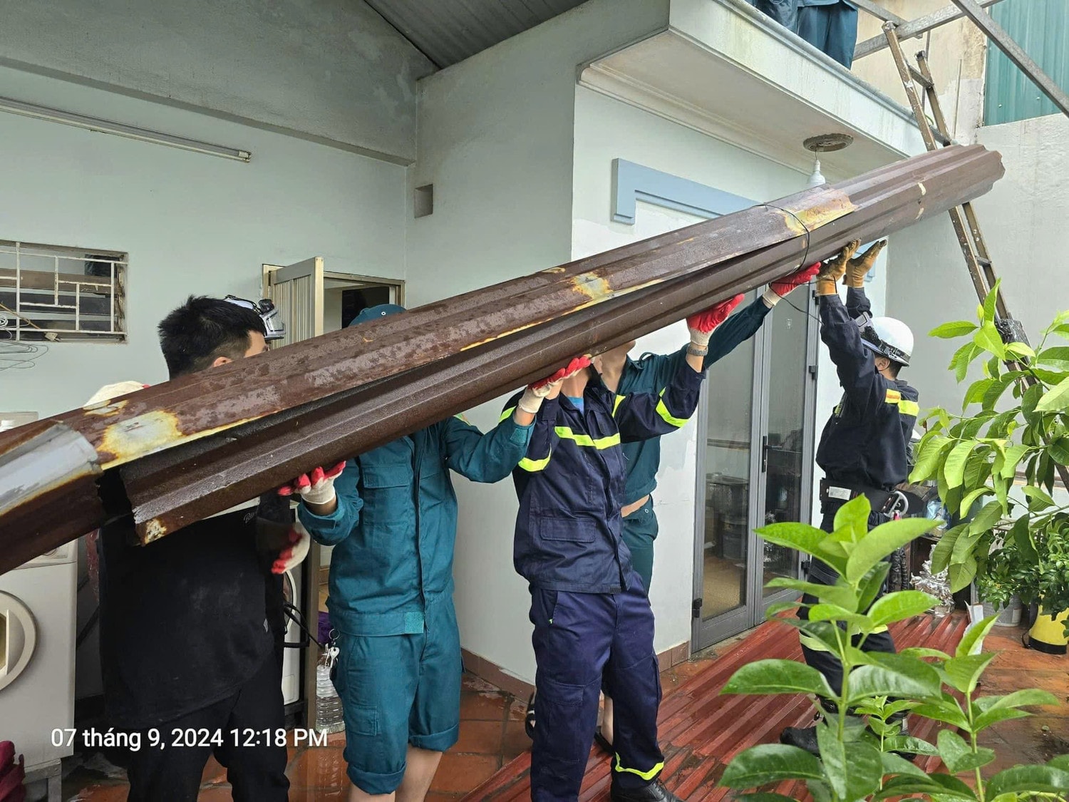 Công an quận Ba Đình kịp thời hỗ trợ nhà dân bị tốc mái -0