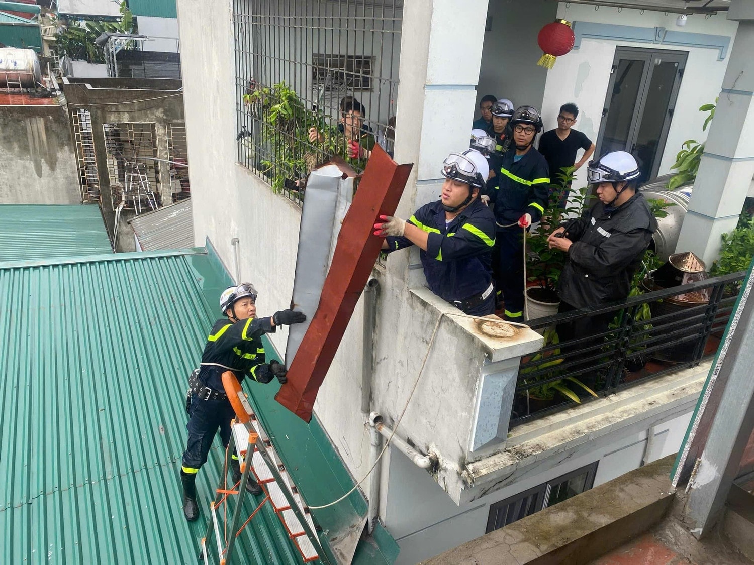 Công an quận Ba Đình kịp thời hỗ trợ nhà dân bị tốc mái 